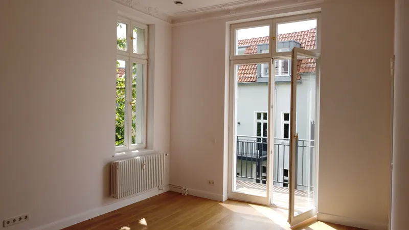 Sonnig und gut geschnittene Wohnung in der Schloßstraße - 2 Zimmer mit Balkon und Einbauküche — photo 1
